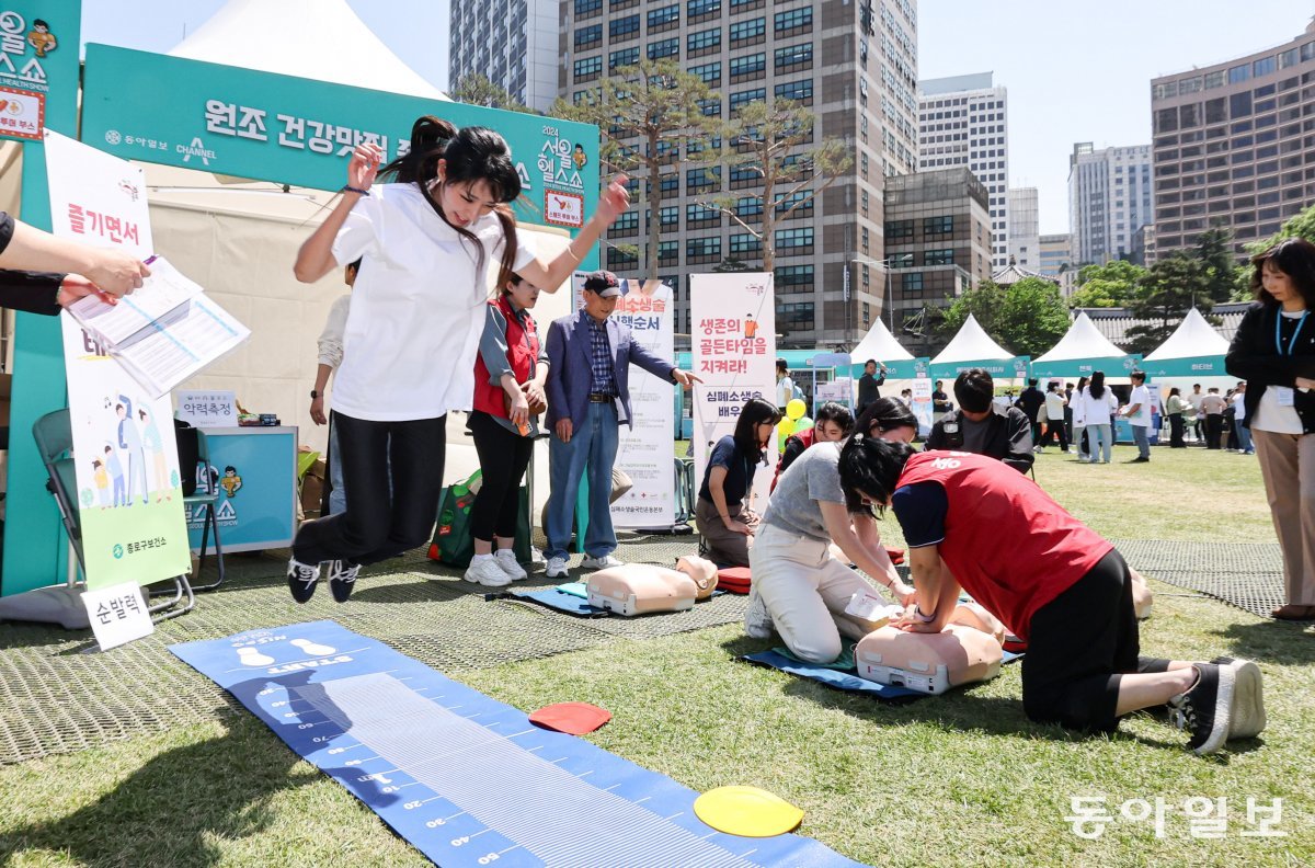 14일 서울 중구 서울광장에서 열린 ‘2024 서울헬스쇼’에서 시민들이 원조 건강 맛집 종로구보건소 부스를 둘러보고 있다. 이한결 기자 always@donga.com