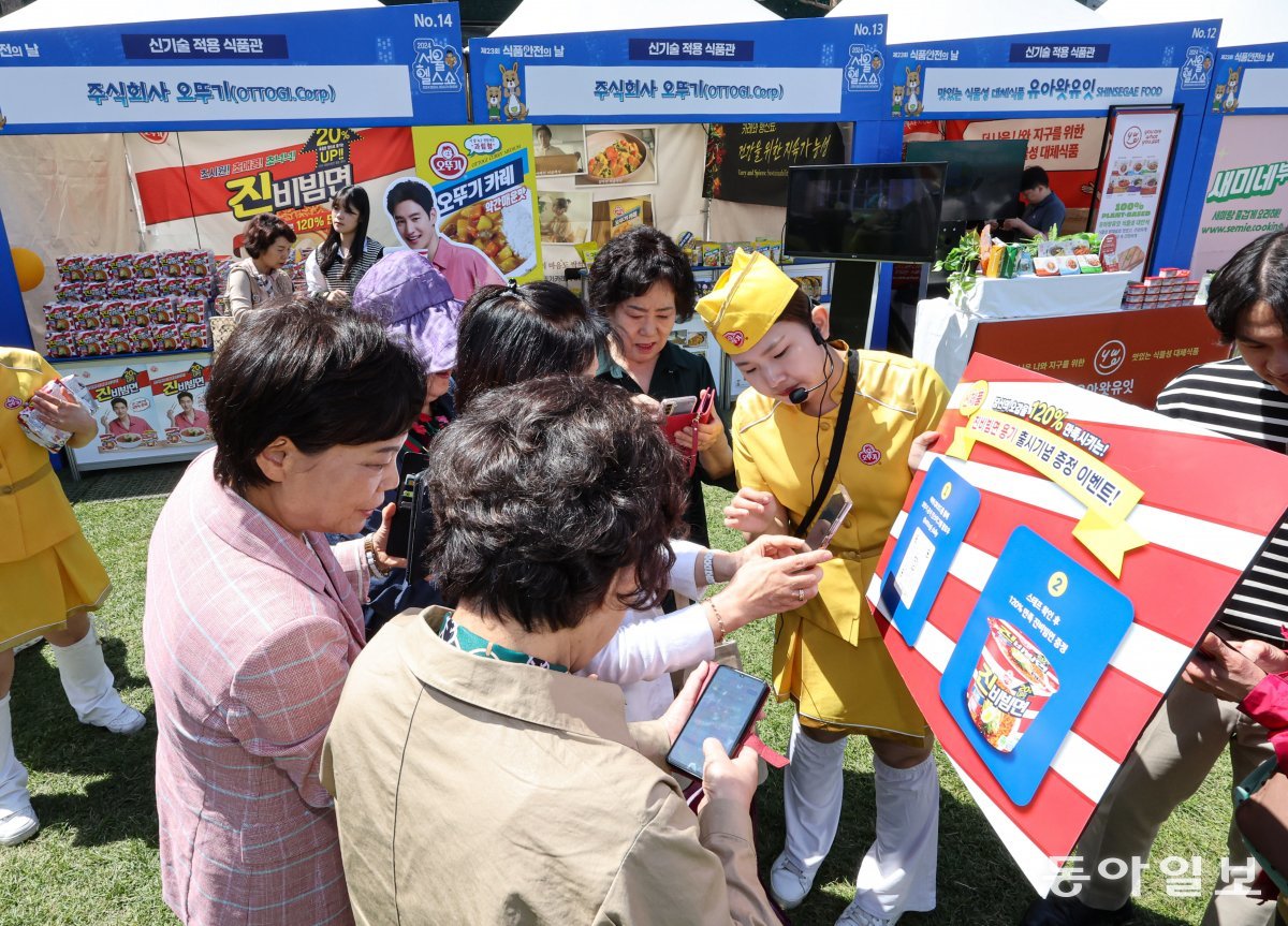 14일 서울 중구 서울광장에서 열린 ‘2024 서울헬스쇼’에서 시민들이 주식회사 오뚜기 부스를 둘러보고 있다. 이한결 기자 always@donga.com