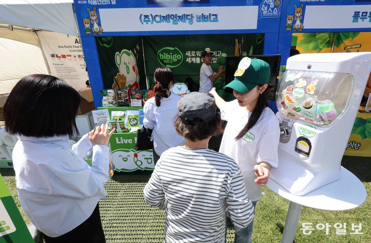 14일 서울 중구 서울광장에서 열린 ‘2024 서울헬스쇼’에서  시민들이 CJ제일제당 비비고 부스를 둘러보고 있다.  이한결 기자 always@donga.com