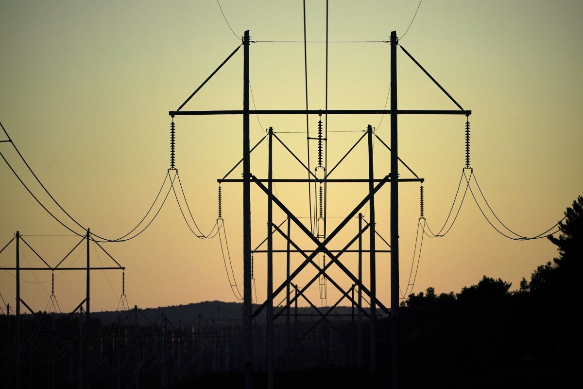 미 연방에너지규제위원회(FERC)는 13일(현지 시간) 청정에너지 비중을 확대하기 위해 미국의 전력망을 대대적으로 개편하는 내용의 규칙이 가결됐다고 밝혔다. 사진은 미 메인주 파우널의 대형 고압 송전시설. 파우널=AP 뉴시스