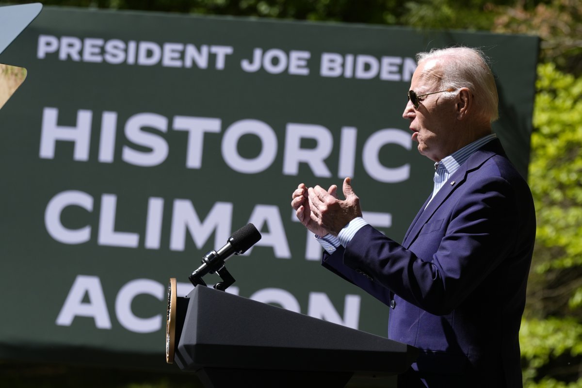 지난달 22일(현지 시간) 조 바이든 미국 대통령이 지구의 날을 맞아 버지니아주 트라이앵글의 프린스 윌리엄 산림공원에서 연설하고 있다. 그는 저소득층과 중산층을 위한 ‘주거용 태양광 프로젝트’에 70억 달러의 연방 보조금을 지급할 것“이라고 밝혔다. 트라이앵글=AP 뉴시스