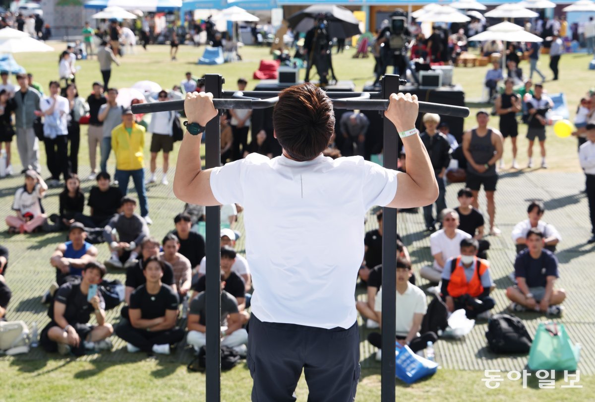 함께 뛰고 쉬며 건강한 하루 14일 서울 중구 서울광장에서 개막한 ‘2024 서울헬스쇼’에선 다양한 참여 행사가 열려 시민들의 호응을 얻었다. 시민들이 풀업(턱걸이) 챌린지에 참여하는 모습. 박형기 기자 oneshot@donga.com