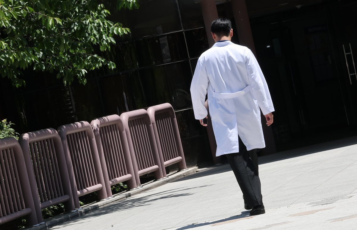 정부의 2025학년도 의대 증원 추진에 대한 법원 판단을 앞두고 있는 가운데 14일 서울 시내의 대형병원에서 한 의료진이 이동하고 있다. 

2024.5.14.뉴스1