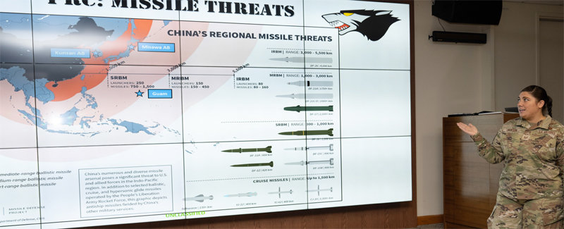 주한 미7공군 예하 제8전투비행단 부대원이 2일 진행된 기지 방어 및 대비태세 훈련을 위한 사전 정보 브리핑에서 중국의 역내 미사일 위협 실태를 설명하고 있다. 대형 스크린에 제8전투비행단이 주둔하고 있는 전북 군산기지가 중국의 단거리탄도미사일(SRBM)의 사정권에 포함돼있다고 표시돼 있다. 미 7공군 홈페이지