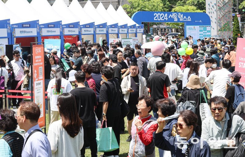 14일 서울 중구 서울광장에서 개막한 ‘2024 서울헬스쇼’ 행사장이 시민들로 북적이고 있다. 최혁중 기자 sajinman@donga.com