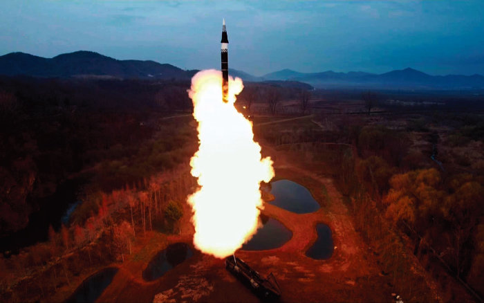 북한은 4월 2일 신형 중장거리 고체연료 극초음속탄도미사일 시험발사에 성공했다. [뉴시스]