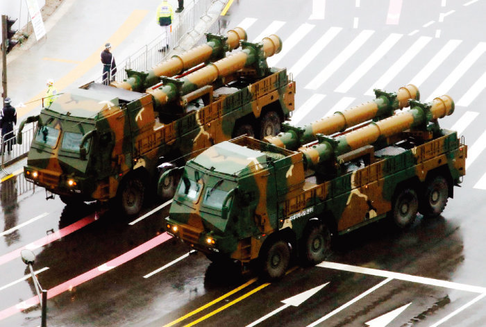 지난해 9월 26일 국군의 날 기념 시가행진에서 국산 지대지미사일 ‘현무’ 발사차량이 이동하고 있다. [뉴시스]