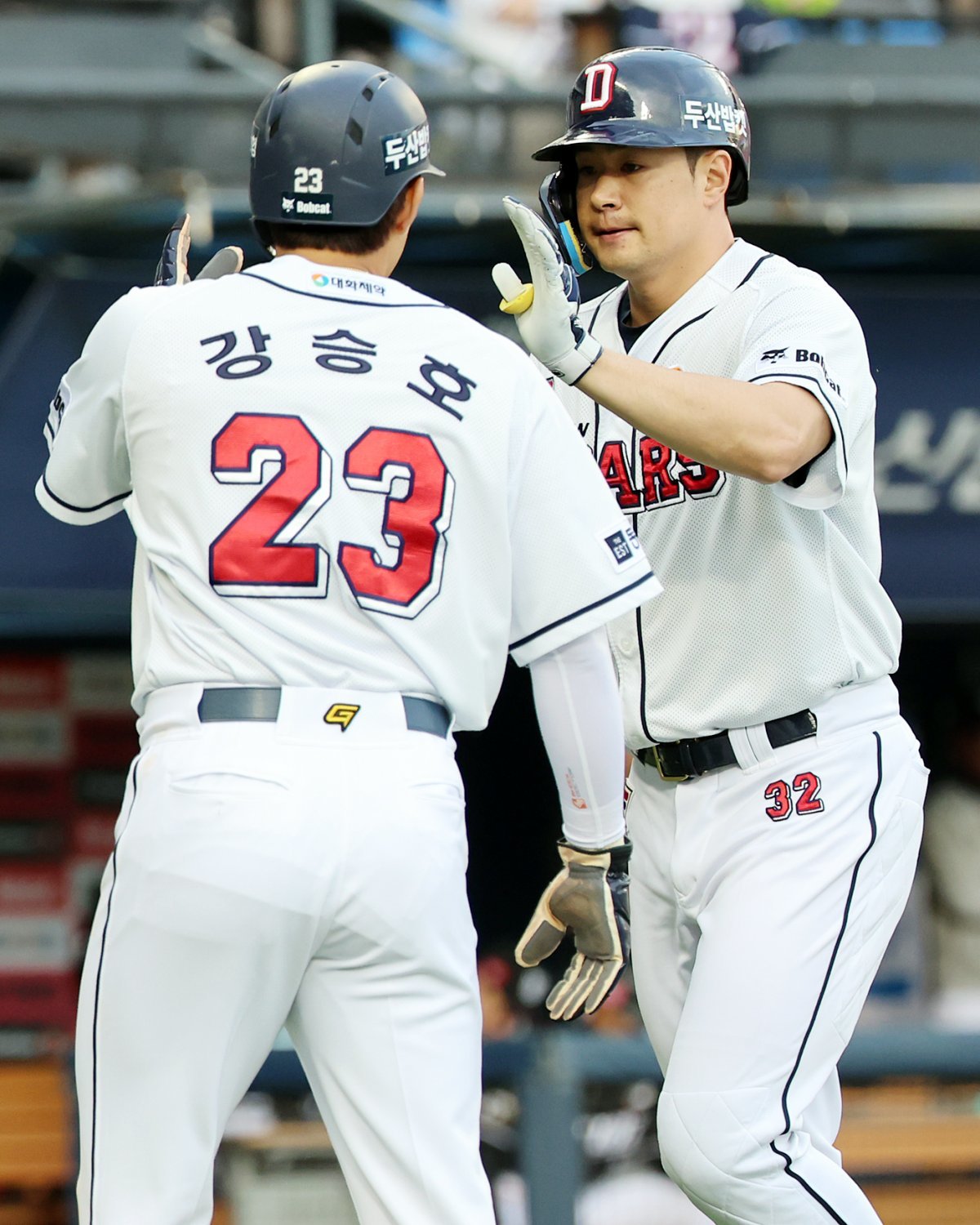 14일 광주 방문경기에서 나란히 10, 9호 홈런을 신고한 강승호(왼쪽)와 김재환. 뉴스1
