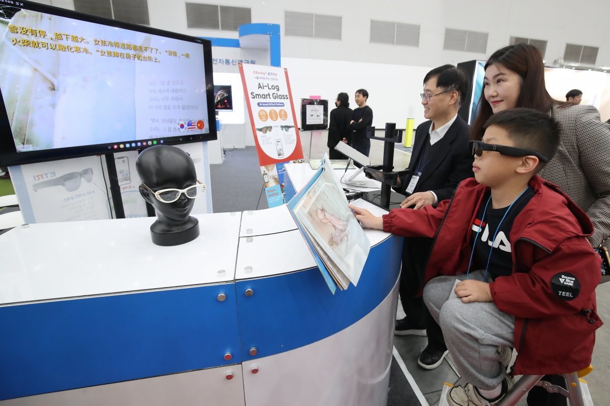 3일 대구 북구 엑스코에서 개막한 ‘제22회 대구국제안경전(DIOPS)’을 찾은 중국인 어린이가 인공지능(AI)이 탑재돼 각국 언어로 자동번역 해주는 스마트글래스를 착용하고 한글 동화책을 읽고 있다. (사진은 기사 내용과 무관) 2024.4.3 ⓒ News1