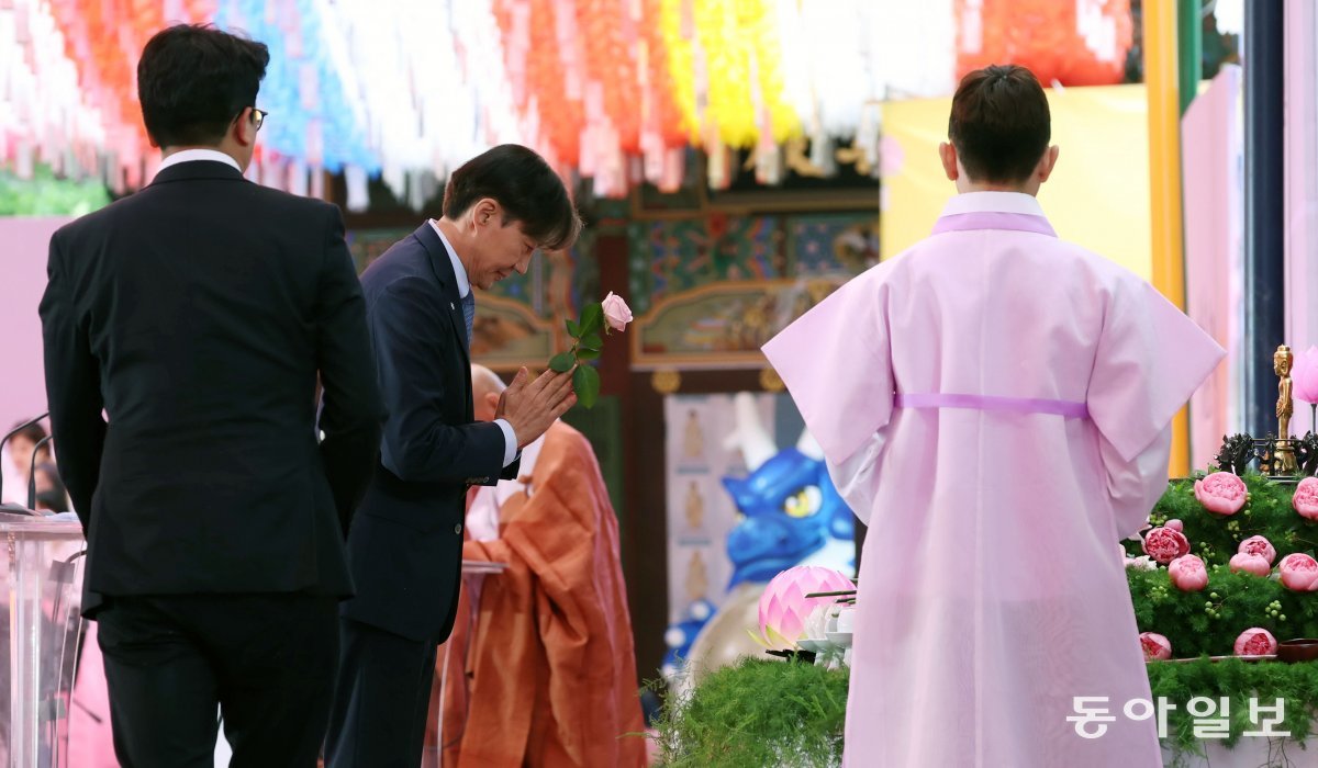 조국 조국혁신당 대표가 15일 서울 종로구 조계사에서 열린 ‘불기 2568년 부처님오신날 봉축 법요식’에서 헌화하고 있다. 대통령실사진기자단