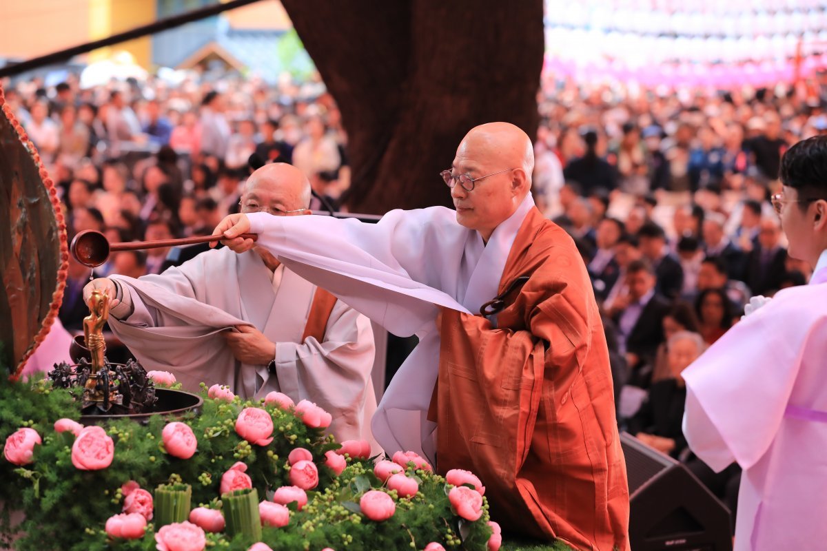 15일 서울 종로구 조계사에서 열린 부처님오신날 봉축법요식에서 대한불교조계종 총무원장 진우 스님(왼쪽에서 두 번째)과 원로회의 의장 자광 스님(왼쪽)이 아기 부처상을 씻기는 관불식을 하고 있다. 대한불교조계종 제공