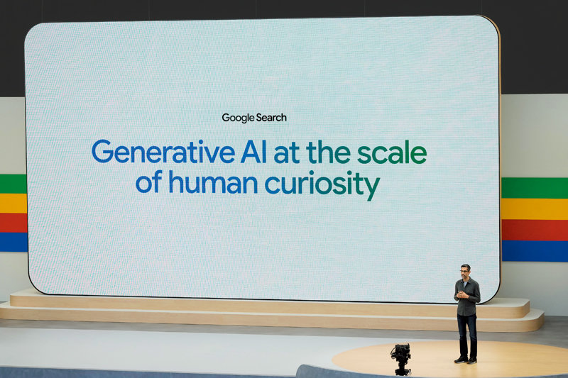 14일(현지 시간) 미국 캘리포니아에서 열린 \'구글 I/O 2024\' 행사에서 순다르 피차이 구글 최고경영자(CEO)가 인공지능(AI) 전략을 발표하고 있다. 구글은 생성형 AI \'제미나이\'를 검색 엔진은 물론이고 구글 포토, 워크스페이스 등 모든 서비스에 적용할 계획이다. 캘리포니아=AP 뉴시스