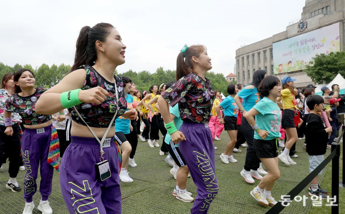 15일 오전 열린 줌바댄스 페스티벌에선 참가팀 모두가 서로의 춤을 따라 하며 
서울광장이 순식간에 거대한 댄스공연장으로 변했다. 박형기 기자 oneshot@donga.com