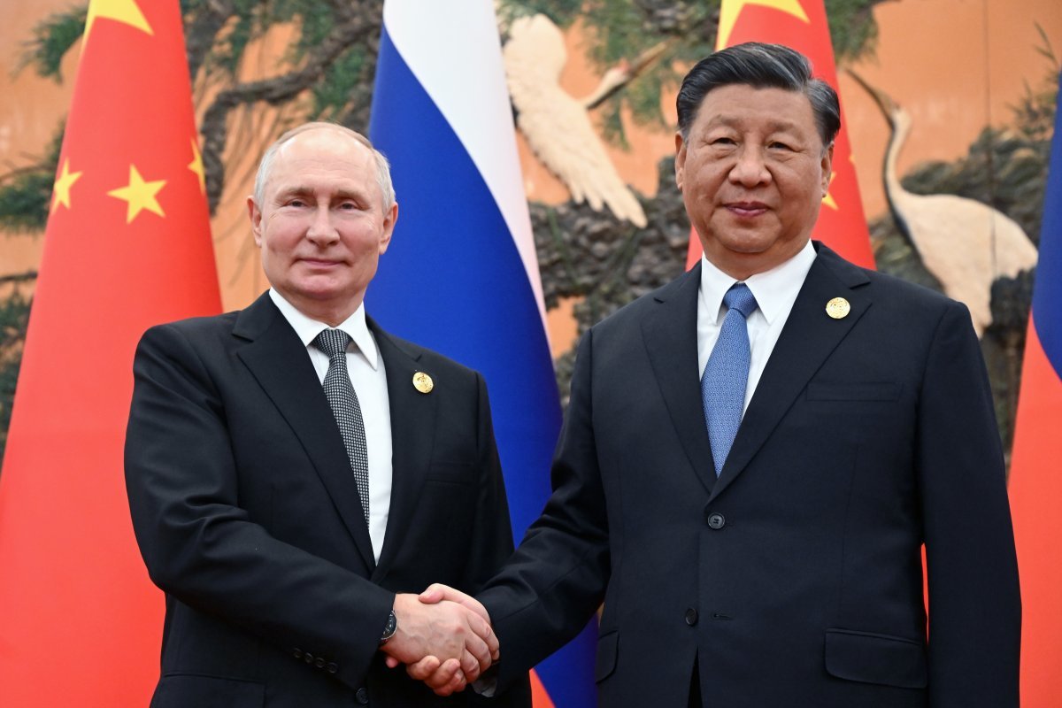 블라디미르 푸틴(왼쪽) 러시아 대통령이 지난 18일 베이징 인민대회당에서 열린 제3차 일대일로 국제협력 정상포럼에 참석해 시진핑 중국 국가주석과 별도 양자 회담에 앞서 기념 촬영을 하고 있다. 2023.10.18. [베이징=AP/뉴시스]