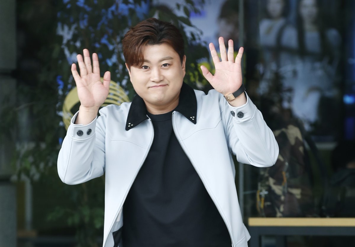 가수 김호중이 26일 서울 영등포구 KBS에서 진행된 ‘사장님 귀는 당나귀 귀’ 녹화를 마치고 인사를 하고 있다. 2024.3.26/뉴스1