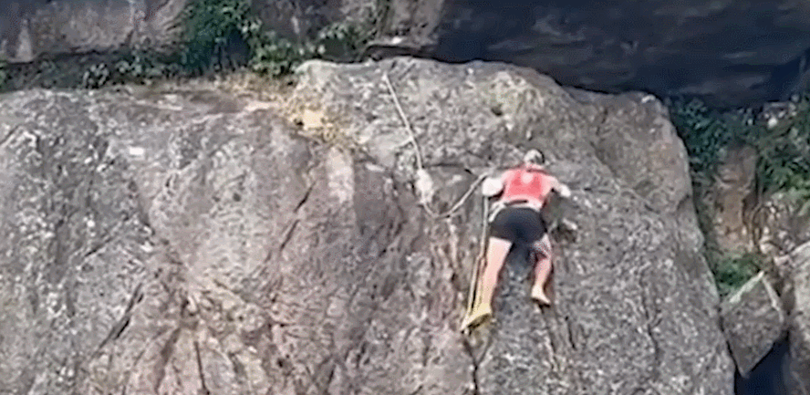 베트남에서 등산객 일행이 제대로 된 장비 없이 맨손으로 수십 미터 높이의 바위산을 올라가는 영상이 소셜미디어(SNS)에 공개돼 논란이 됐다. 출처 : @tuoitre