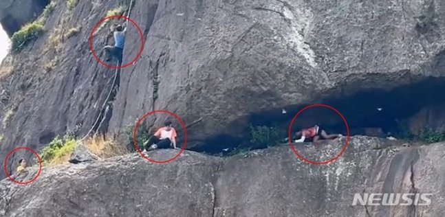 베트남에서 등산객 일행이 제대로 된 장비 없이 맨손으로 수십 미터 높이의 바위산을 올라가는 영상이 소셜미디어(SNS)에 공개돼 논란이 됐다. 출처 : @tuoitre