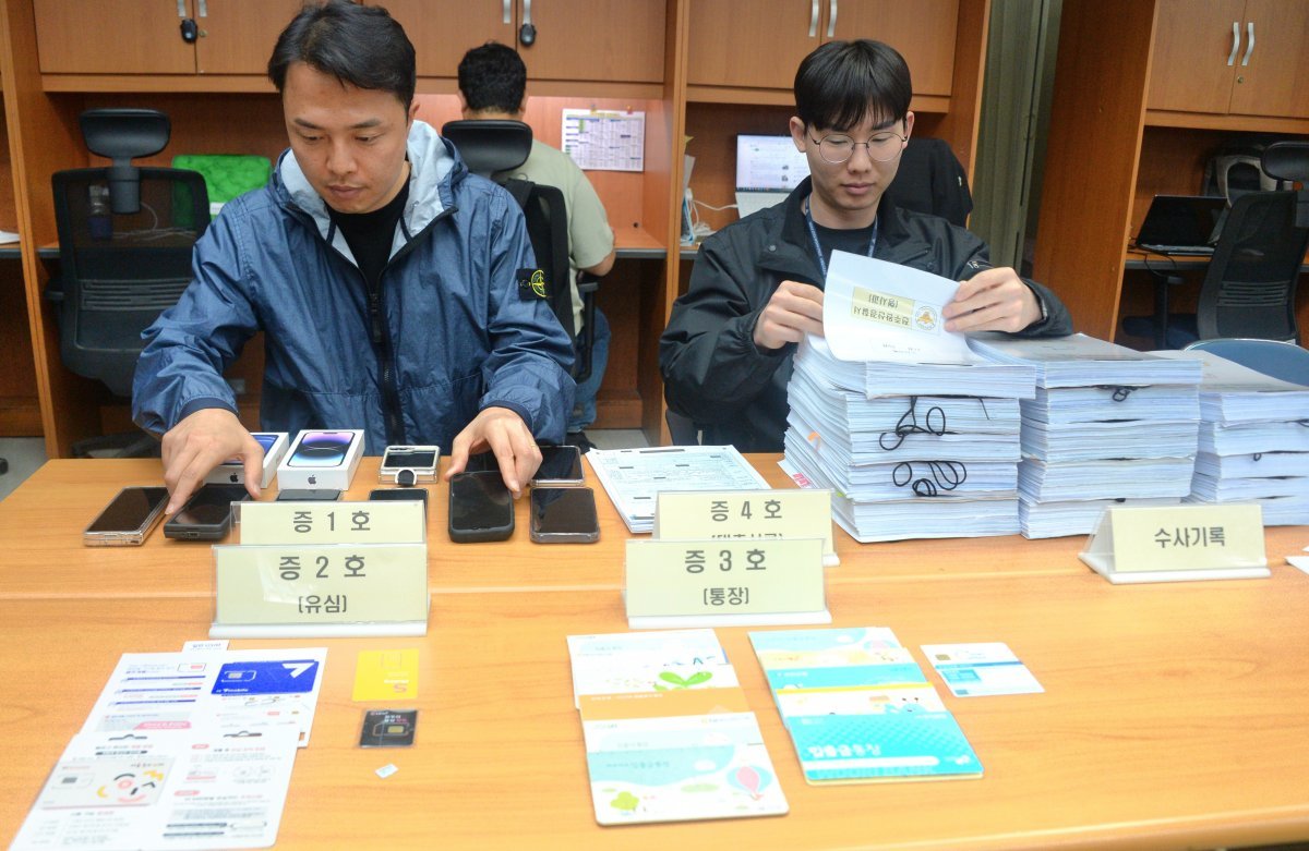 전주완산경찰서 형사과 관계자들이 16일 전북자치도 전주시 전북특별자치도경찰청에서 ‘음주운전자 및 지적장애인 대상 공갈·사기 일당 검거 브리핑’을 열고 압수한 증거자료를 정리하고 있다. 2024.5.16/뉴스1