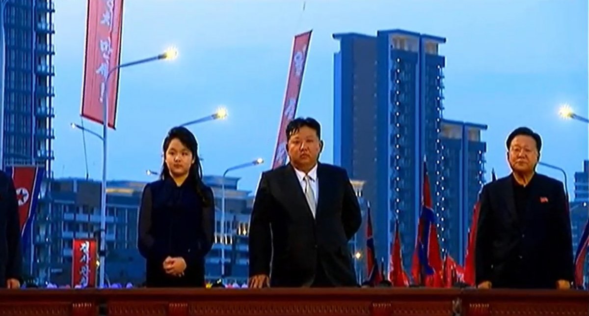 김정은 총비서가 전위거리 준공식 행사장에 딸 주애와 함께 서있다. (조선중앙TV 갈무리)