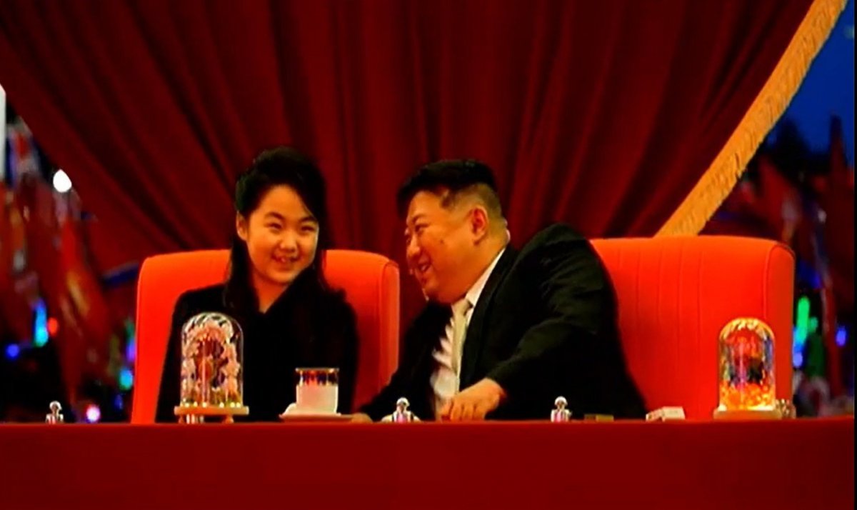 김 총비서와 딸 주애가 전위거리 준공식 기념공연을 관람하고 있는 모습. (조선중앙TV 갈무리)