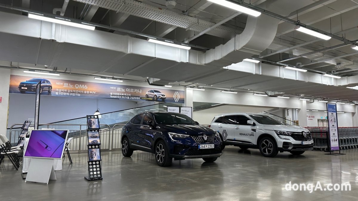 르노코리아가 오는 21일까지 코스트코 하남점에서 로장주 엠블럼이 적용된 르노 아르카나와 QM6를 전시한다.