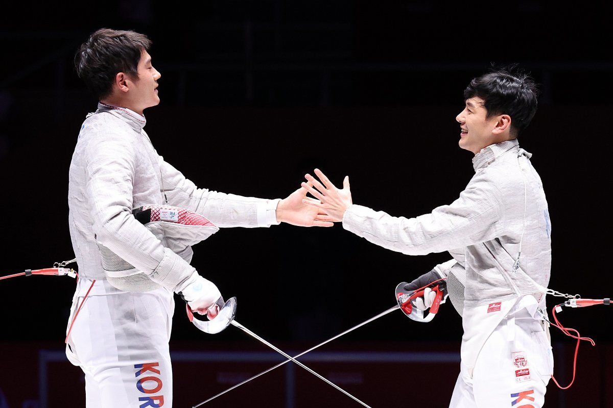 2024 파리 올림픽에 출전하는 남자 사브르의 오상욱(왼쪽)과 구본길/뉴스1 ⓒ News1