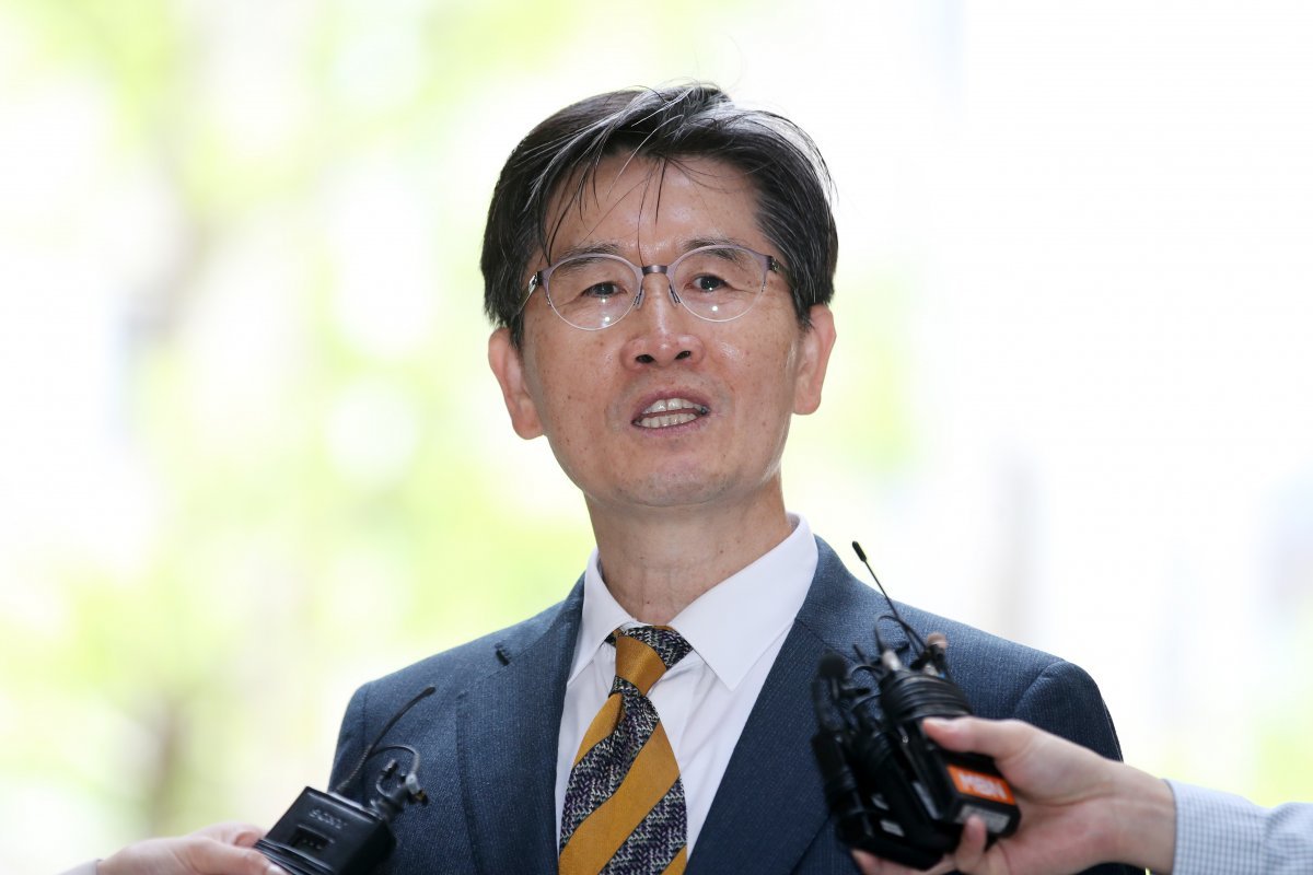 오동운 고위공직자범죄수사처장 후보자가 28일 오전 경기 과천시에 마련된 인사청문회 준비 사무실로 출근하며 취재진의 질문에 답하고 있다. 윤석열 대통령은 지난 26일 고위공직자범죄수사처장 후보에 오동운 변호사(55·사법연수원 27기)를 지명했다. 2024.4.28 뉴스1