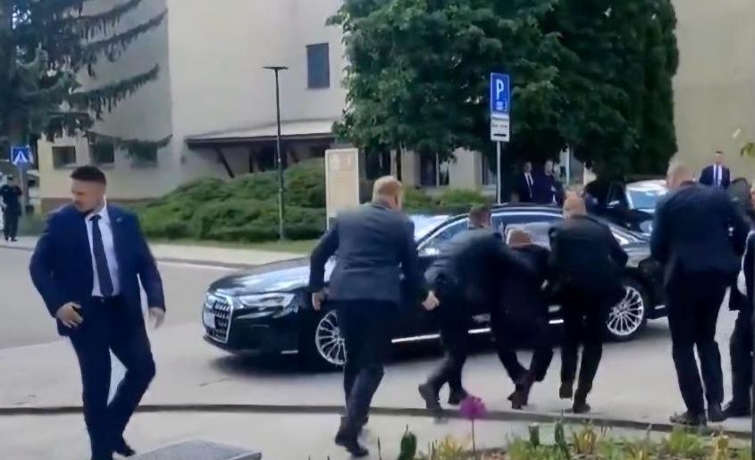 15일 슬로바키아 수도 외곽 한들로바에서 지지자들과 인사하다가 총에 맞고 쓰러진 로베르트 피초 총리를 경호원들이 차량으로 옮기고 있다. 사진 출처 러시아매체 프라우다