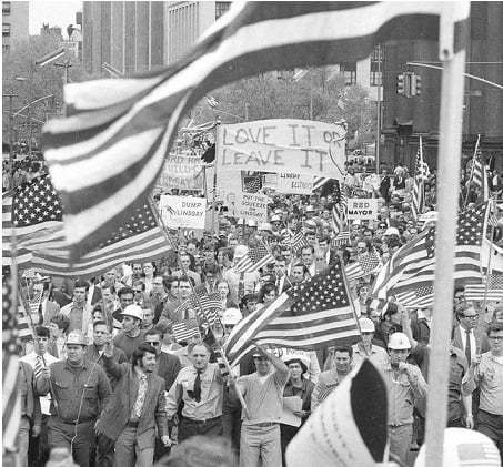 1970년 학생 시위에 대항하는 노동자 시위대. 위키피디아