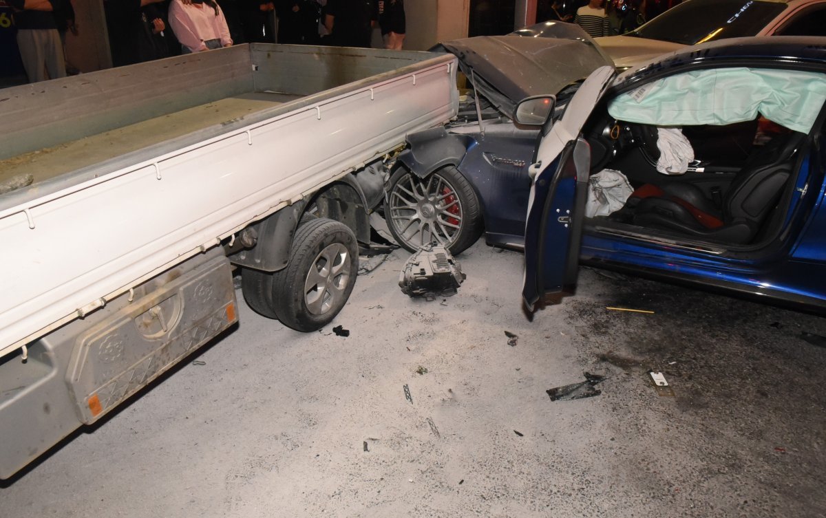 지난달 13일 오후 7시32분쯤 서울 관악구 신림동 당곡사거리에서 발생한 교통사고로 배달 오토바이 운전자가 숨지고 3명이 다쳤다.(관악소방서 제공)