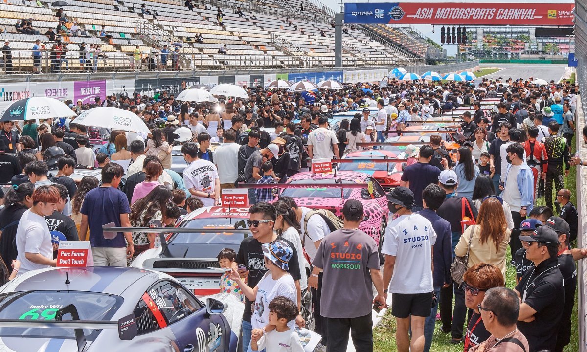 지난해 열린 아시아 모터스포츠 카니발에서 관람객이 참가 선수 및 차량을 살펴보고 있다. 전남도 제공