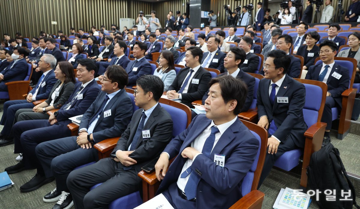 16일 오후 서울 여의도 국회에서 열린 더불어민주당 초선 당선인 워크숍에서 초선 당선인들이 박찬대 원내대표 축사를 듣고 있다. 박형기 기자 oneshot@donga.com