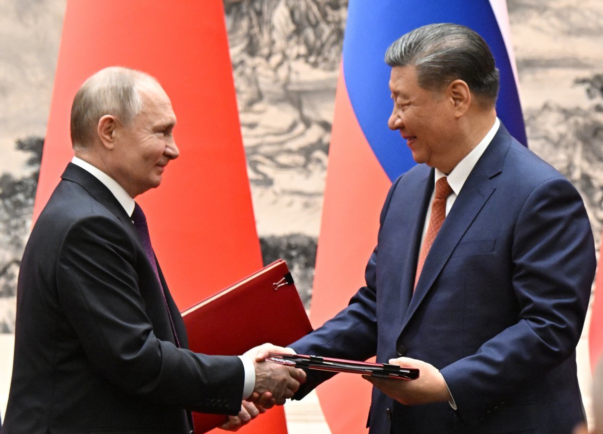 블라디미르 푸틴(왼쪽) 러시아 대통령과 시진핑 중국 국가 주석이 16일 중국 베이징에서 회담 중 서명한 문서를 교환하면서 악수하고 있다. 2024.05.16. 베이징=AP/뉴시스