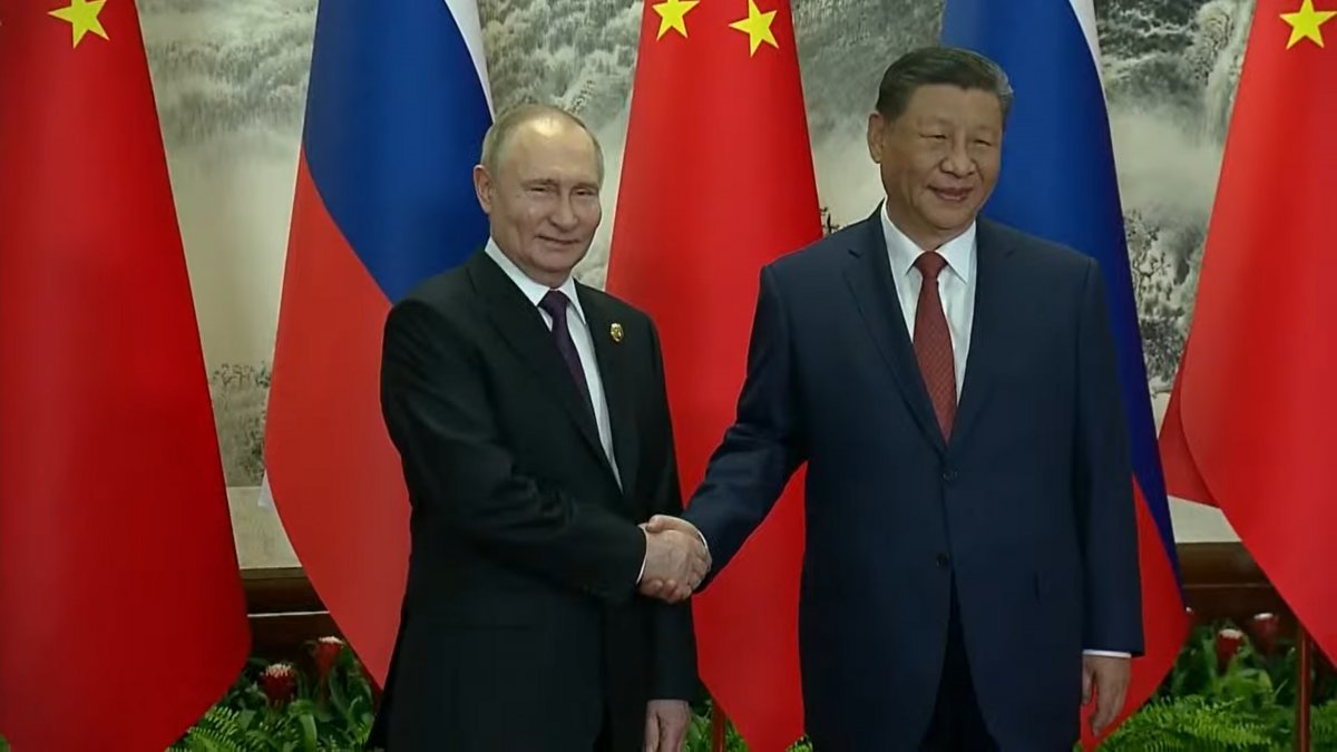 중국을 방문중인 푸틴 러시아 대통령이 시진핑 주석과 회담 전 악수를 나누고 있다. 유튜브 캡처