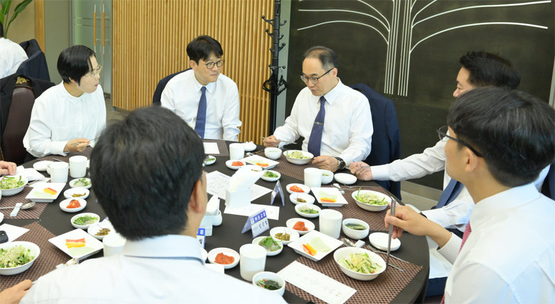 전국 검사장 오찬 모임 법무부가 13일 단행한 검찰 인사에서 서울중앙지검 지휘부가 전면 교체된 가운데 이원석 검찰총장(오른쪽에서 세 번째) 주재로 16일
 서울 서초구 대검찰청에서 전국 검사장 오찬 모임이 열렸다. 이날 오찬 모임에서 이창수 서울중앙지검장(오른쪽에서 네 번째) 등이 이
 총장의 발언을 듣고 있다. 대검찰청 제공