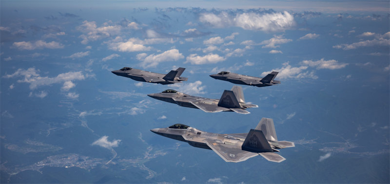 ‘최강 전투기’ 美 F-22와 韓 F-35A 한반도 상공서 모의 공중전 우리 공군의 F-35A 스텔스전투기 2대(위)와 미 공군의 F-22 스텔스전투기(아래)가 16일 충청 지역 상공에서 근접 공중전투
 기동훈련을 하고 있다. 세계 최강 전투기로 불리는 F-22 ‘랩터’가 한반도에서 우리 공군 전투기와 모의 공중전을 벌인 것은 
이번이 처음이다. 공군 제공