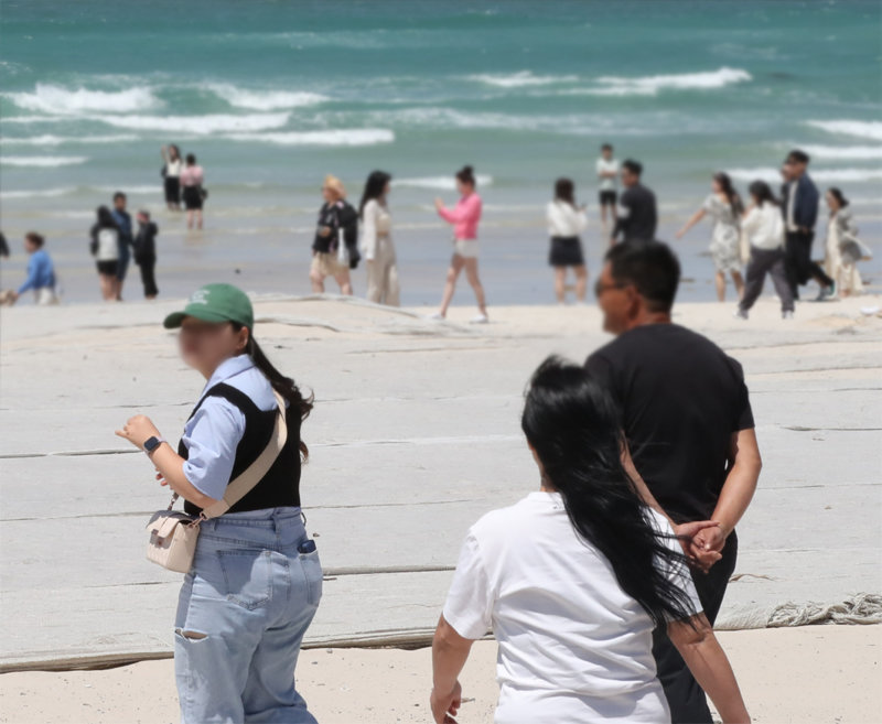 겨울같은 강원, 여름같은 제주 같은 날 낮 기온이 24도까지 올라간 제주시 조천읍 함덕해수욕장에서 관광객들이 햇살과 바다를 즐기는 모습이다. 제주=뉴스1