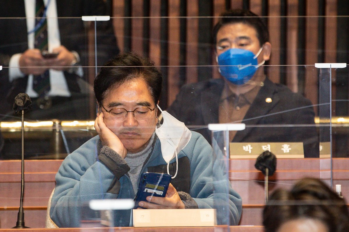 우원식 더불어민주당 의원이 2022년 12월 1일 국회에서 열린 민주당 의원총회에서 휴대전화를 바라보고 있다는 모습. 2022.12.1/뉴스1
