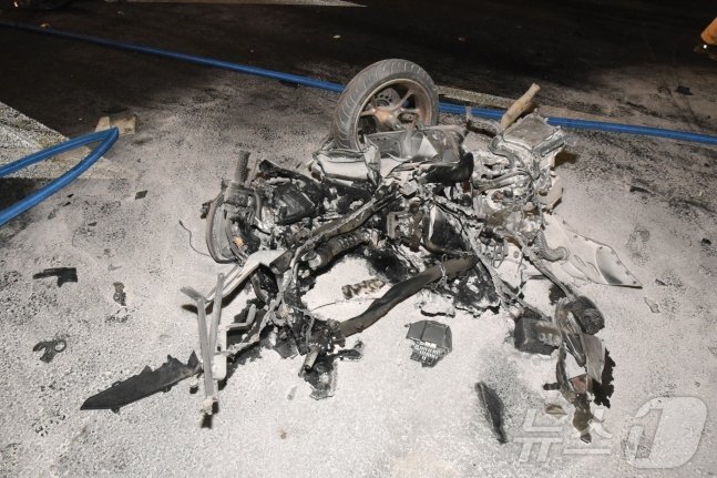 당시 사고로 불이 붙었던 배달 오토바이. 사진=관악소방서 제공, 뉴스1