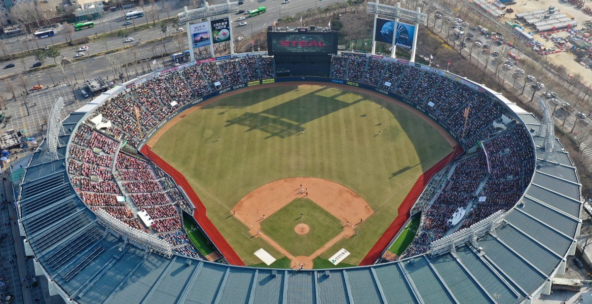 Baseball fans who visited the Doosan Bears and Lotte Giants game in the '2024 Shinhan SOL Bank KBO League' held at Jamsil Baseball Stadium in Songpa-gu, Seoul on the 17th are enthusiastically cheering. News 1