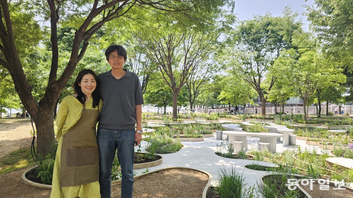영국에 살았던 경험을 바탕으로 ‘회복의 시간’ 정원을 조성한 이창엽 한양대 실내건축디자인과 교수(오른쪽)와 이진 정원가. 김선미 기자 kimsunmi@donga.com