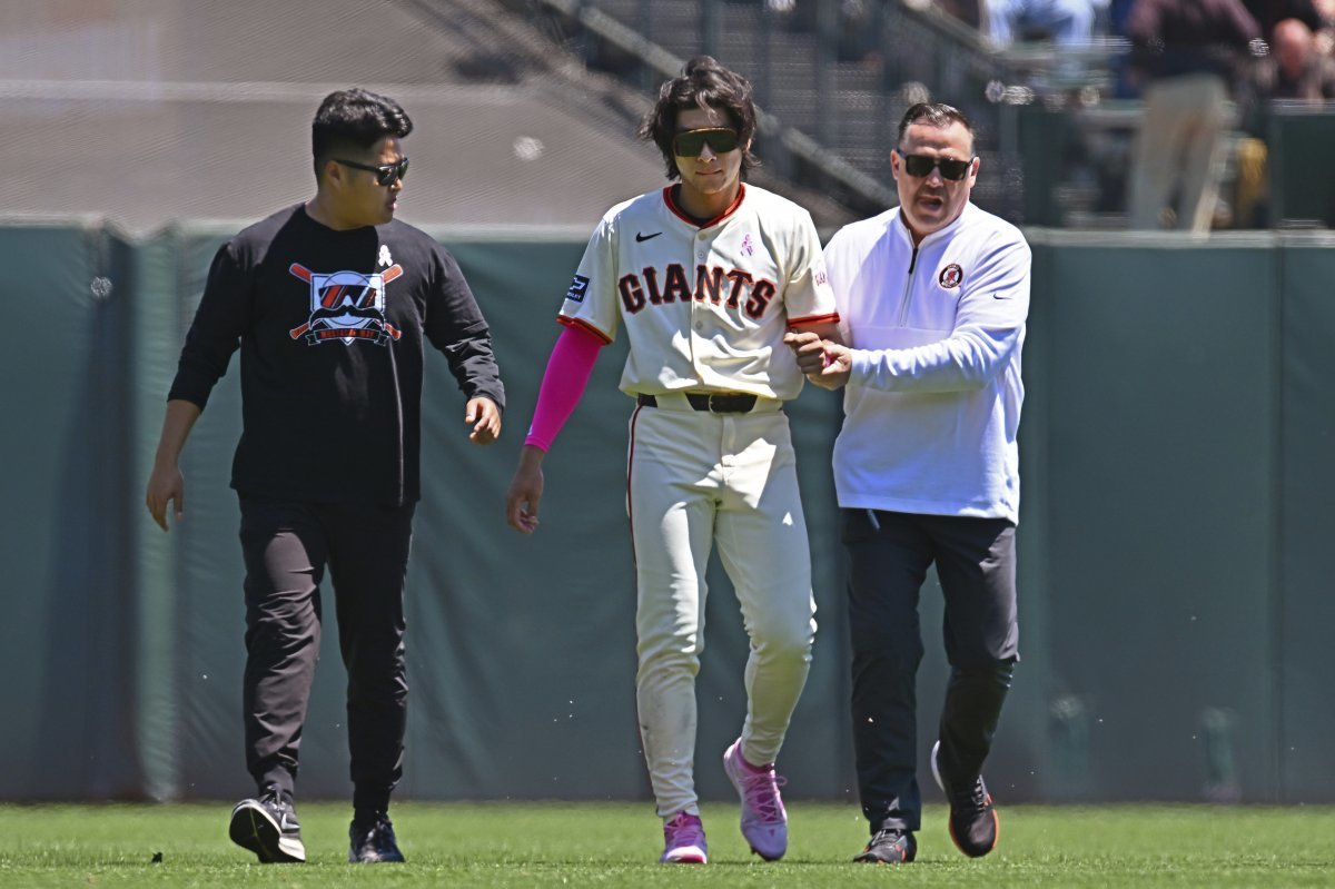 Lee Jeong-hoo (center) is leaving the ground with an interpreter while being supported by a team trainer (right) due to a shoulder injury during a home game on the 13th. San Francisco = AP Newsis