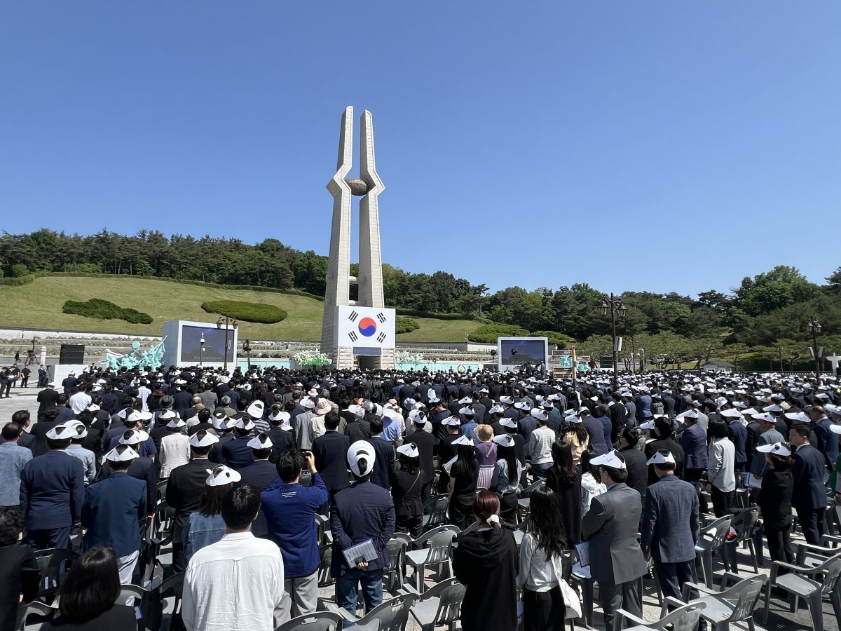 18일 광주 북구 국립5·18민주묘지에서 열린 5·18민주화운동 제44주년 기념식에서 참석자들이 추모 묵념을 하고 있다. (공동취재) 2024.5.18/뉴스1