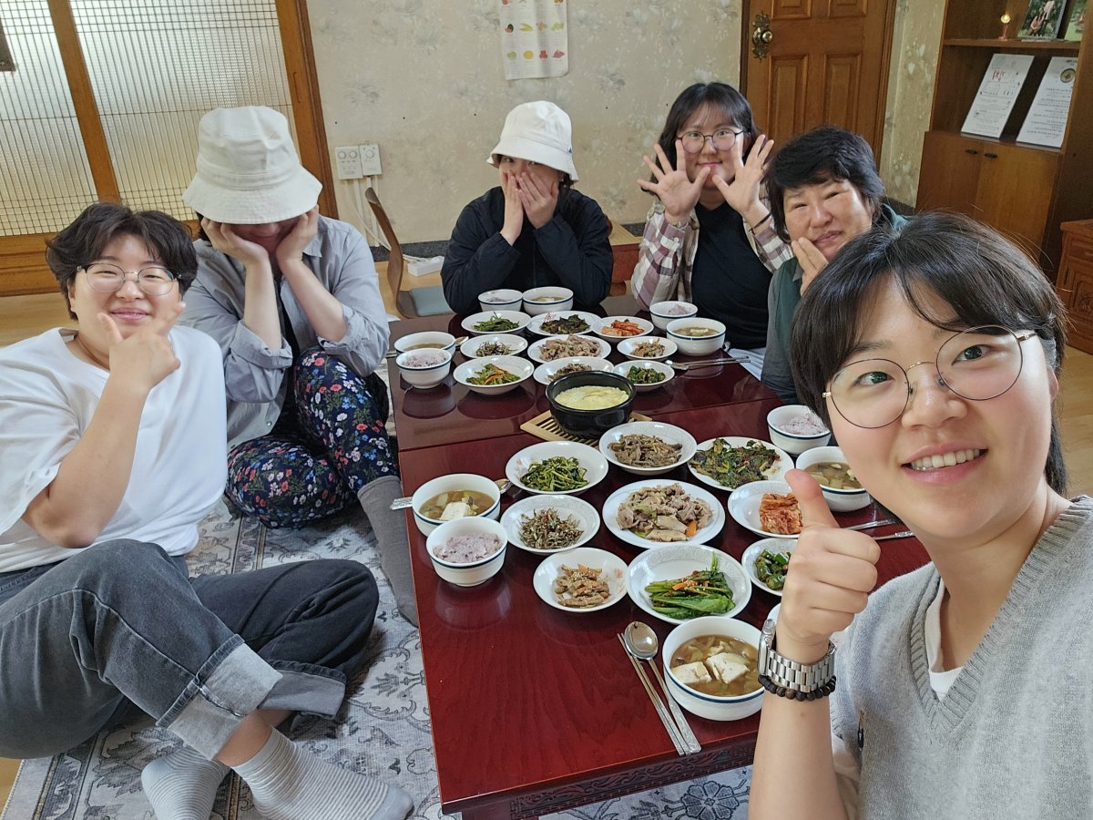 할매밥상을 함께 먹으며 식구가 된 ‘숲속언니들’ 과  참여자들. 박세원 대표 제공