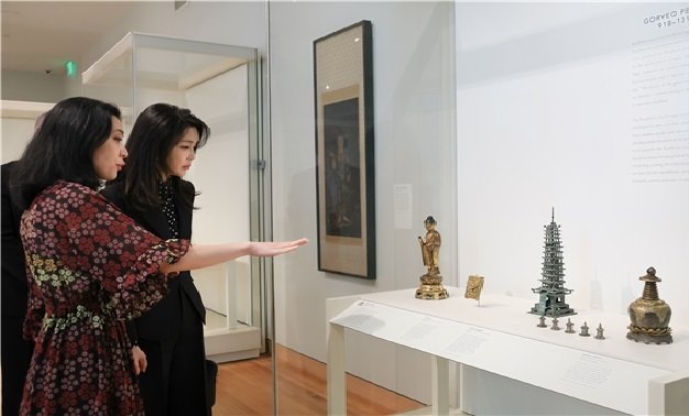 김건희 여사가 보스턴미술관에 전시된 사리구 및 사리를 관람하는 모습 (대통령실 제공) 뉴스1