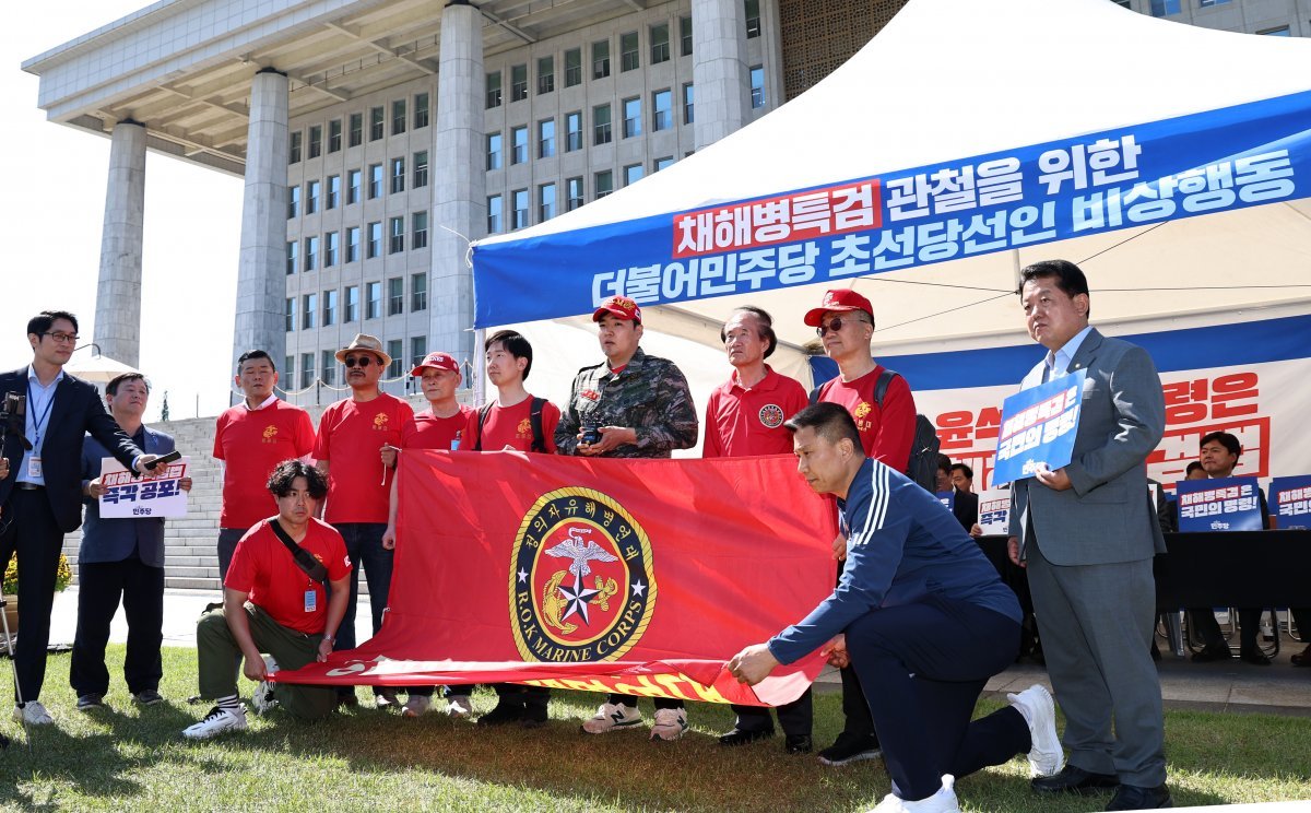 정의자유해병연대 회원들이 13일 오후 서울 여의도 국회 본청 앞에 마련된 해병대원 특검 관철을 위한 더불어민주당 초선당선인 농성장을 찾아 해병대 채상병 특검 수용을 촉구하고 있다. 2024.5.13.뉴스1