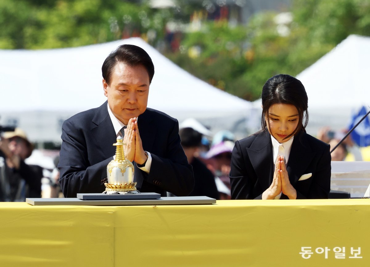 윤석열 대통령과 부인 김건희 여사가 19일 경기 양주시 회암사지 특설무대에서 열린 ‘회암사 사리 이운 기념 문화축제 및 삼대화상 다례재’에서 헌등하고 있다. 양주=최혁중 기자 sajinman@donga.com