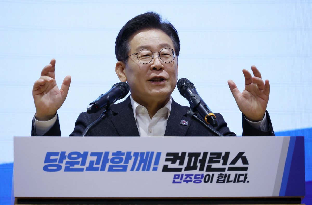 이재명 더불어민주당 대표가 19일 오후 대전 유성구 대전컨벤션센터에서 열린 ‘당원과 함께-민주당이 합니다’ 충청편 행사에서 단상에 올라 발언하고 있다. 대전=뉴시스