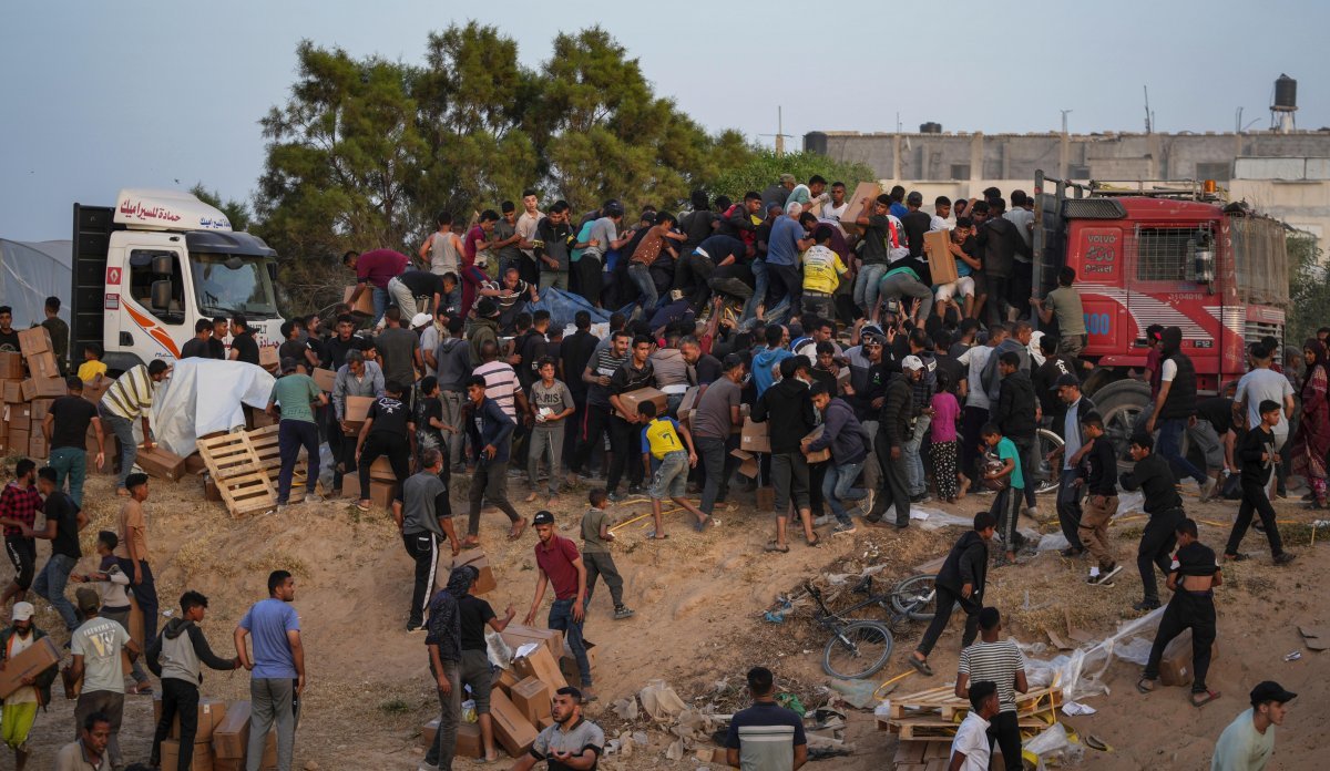 구호품 트럭 습격하는 팔人들 ‘아비규환’ 18일 팔레스타인인들이 가자지구 중심부 임시 부두로 들여온 구호품을 실은 트럭을 습격하고 있다. 이스라엘군이 7일 가자 남부 라파
 국경검문소를 점령한 뒤 구호품 전달 통로가 봉쇄되면서 주민들은 열흘간 극심한 식량난에 시달렸다. 가자지구=AP 뉴시스