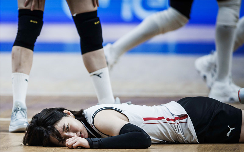 Park Jeong-ah, the Korean women's national volleyball team, collapses on the court during the International Volleyball Federation (FIVB) Volleyball Nations League (VNL) match on the 19th, losing 0-3 to the Dominican Republic. Provided by FIVB